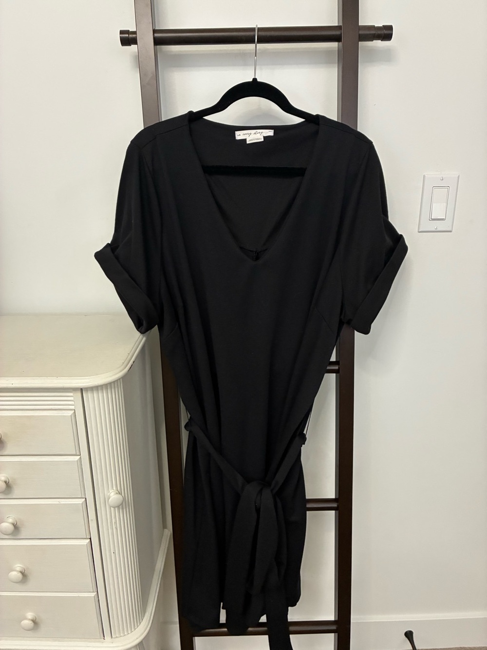 Penningtons Black V-Neck dress with Tie at Waist. Short sleeves feminine